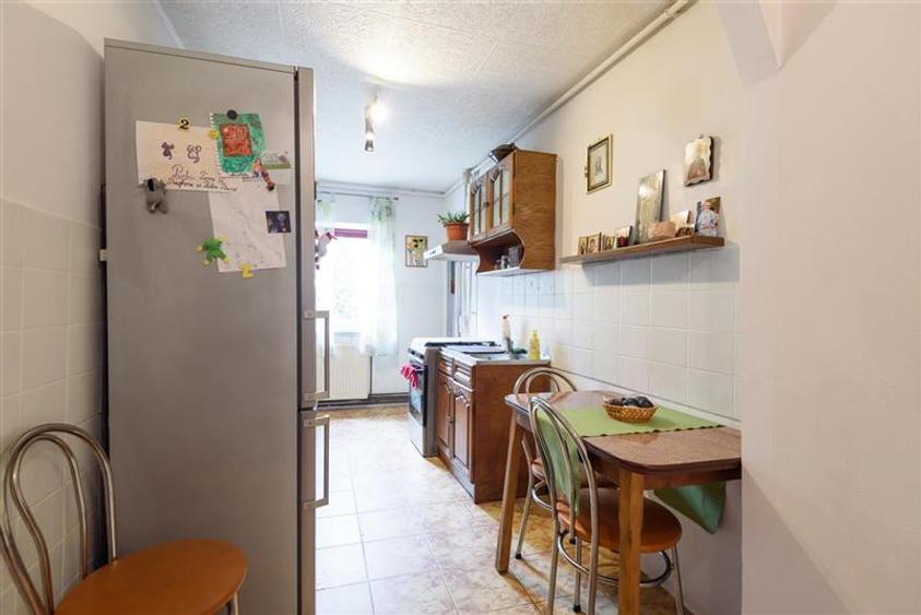 Apartament cu 4 camere semidecomandat, mobilat în Tractorul