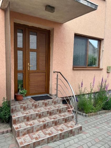 Casă individuală cu 5 camere cu Teren 1500 Mp în Central