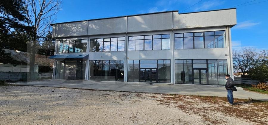 Spațiu comercial, de 800 mp, în Exterior Vest
