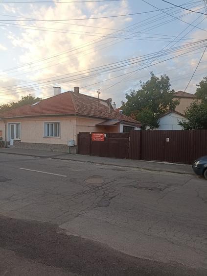Casă individuală cu 2 camere cu Canalizare în Central