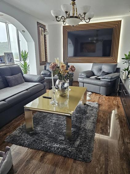 Apartament cu 3 camere decomandat în Exterior Vest
