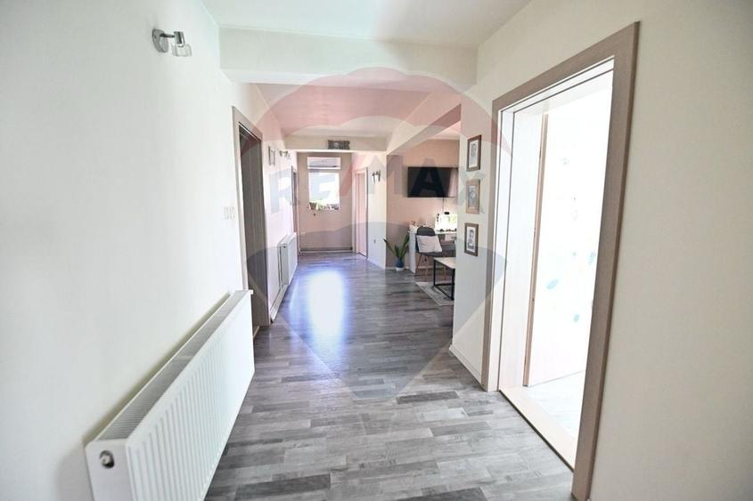 Casă individuală cu 7 camere cu Teren 400 Mp în Bariera Vâlcii