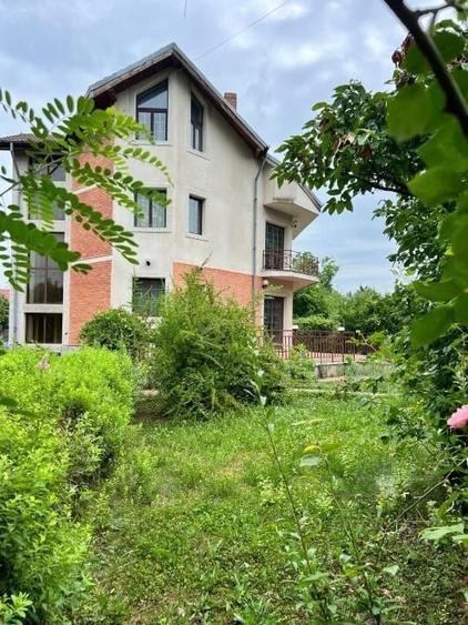 Casă individuală cu 9 camere cu Canalizare în Bascov