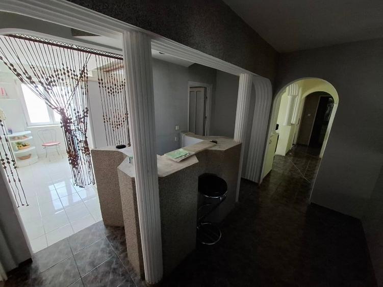 Apartament cu 4 camere semidecomandat, mobilat în Ostroveni