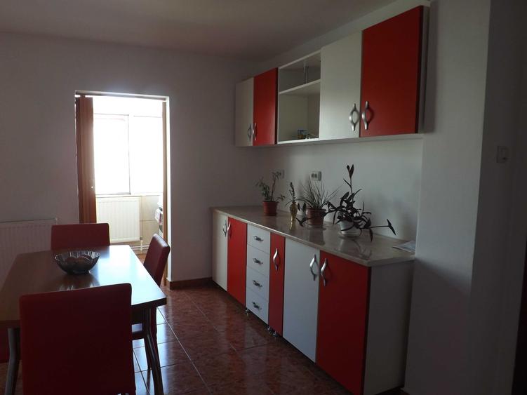 Inchiriez apartament 3 camere decomandate, 75 mp Zona linistita, aproape de scoli si parc - 8