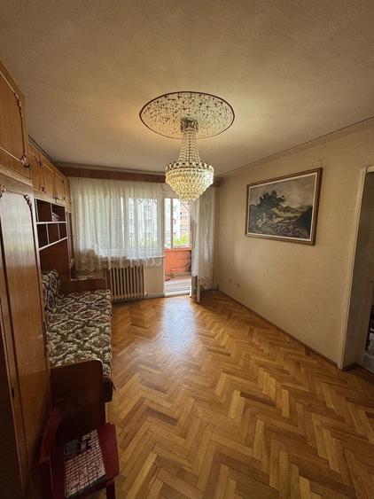 Apartament cu 3 camere semidecomandat în Central