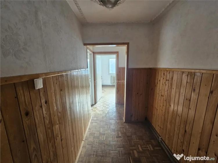 Apartament cu 3 camere semidecomandat în Micro I