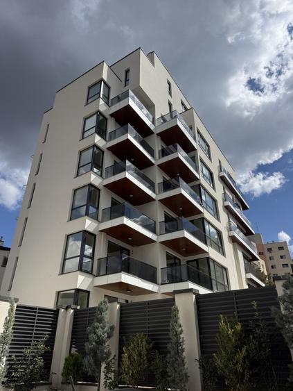 Apartament cu 3 camere semidecomandat în Moșilor