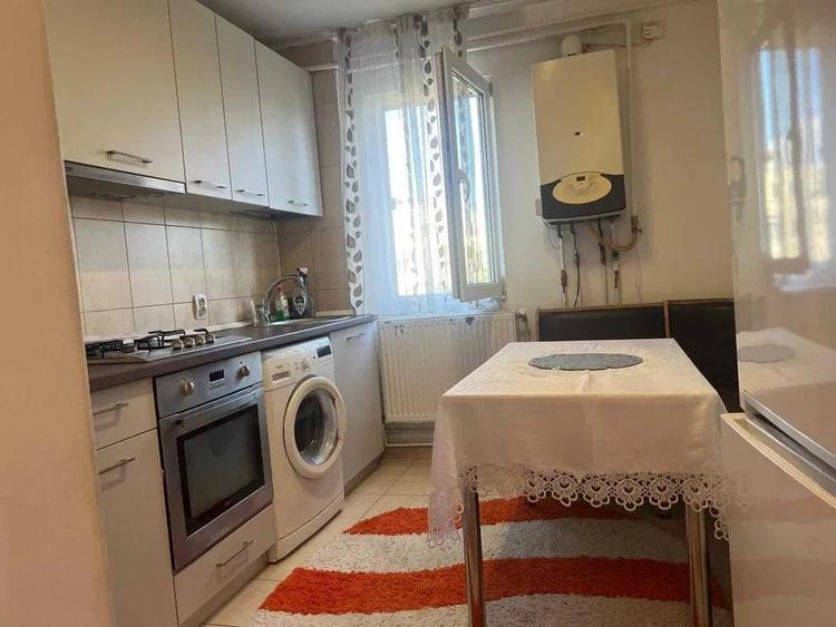 Apartament cu 2 camere semidecomandat în Podu Roș