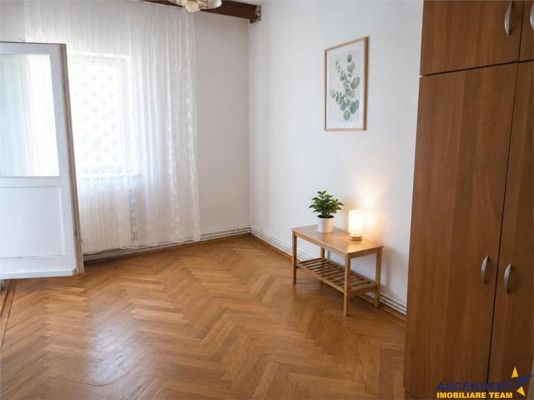 Apartament cu 3 camere decomandat în Drumul Poienii
