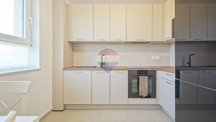 Apartament cu 3 camere semidecomandat, mobilat în Tractorul