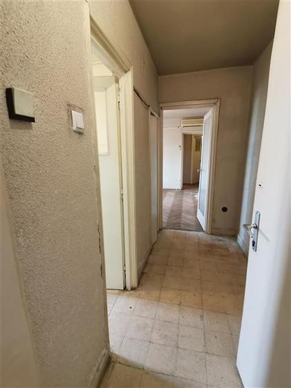 Apartament cu 3 camere semidecomandat în Barbu Văcărescu
