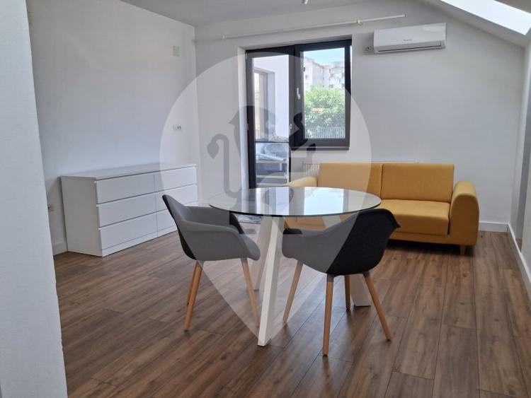 Apartament cu 3 camere decomandat în Florilor
