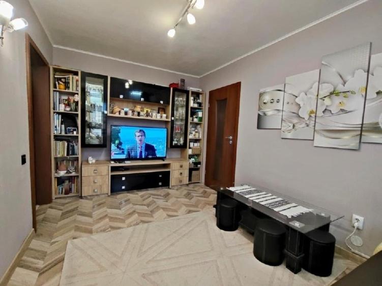 Apartament cu 3 camere semidecomandat în Florilor
