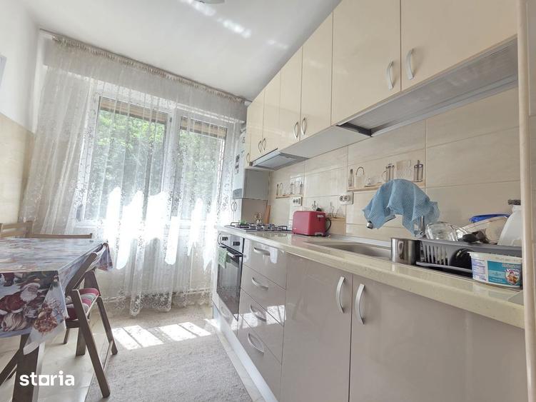 Apartament cu 3 camere semidecomandat în Micro 17