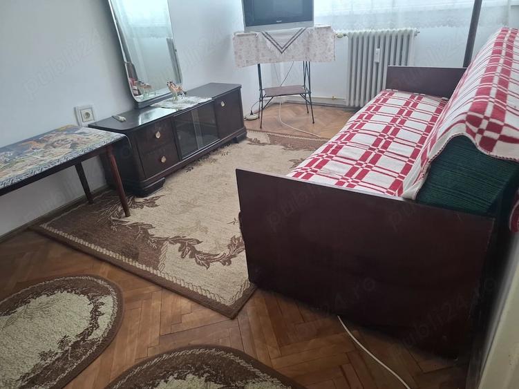 Apartament cu 3 camere semidecomandat în Podgoria