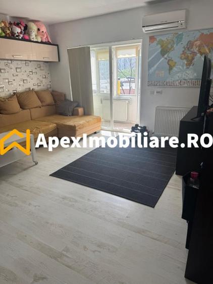 Apartament cu 3 camere semidecomandat în Ozana