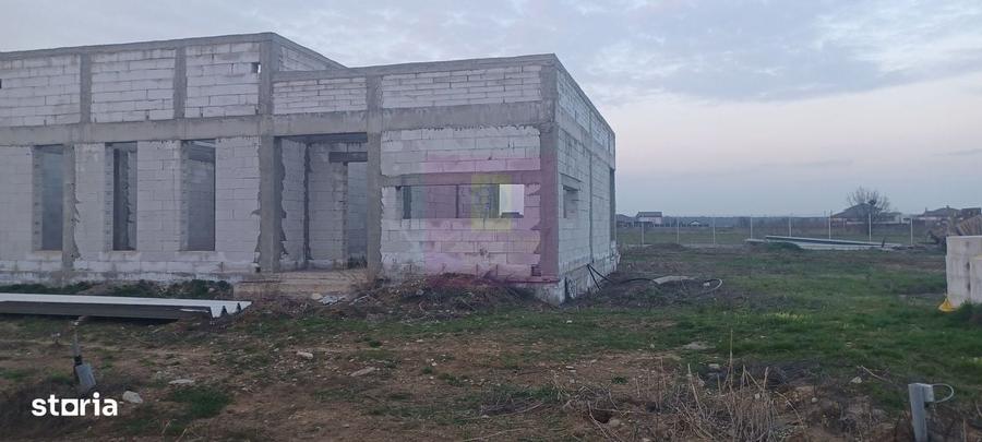 Casă cu 4 camere în Săbăreni