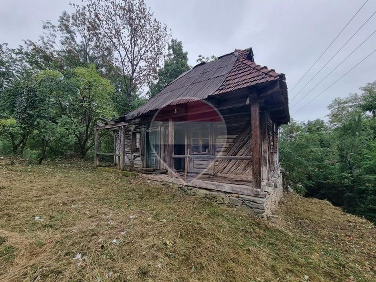 Casă individuală cu 2 camere cu Teren 760 Mp în Brusturi