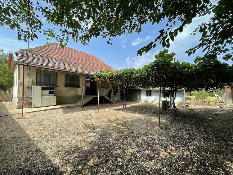 Casă cu 2 camere cu Teren 9300 Mp în Căbești