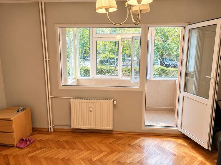 Apartament cu 3 camere decomandat în Titan