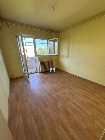 Apartament cu 3 camere semidecomandat în Giurgiului