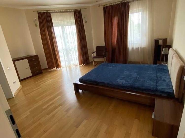 Apartament cu 4 camere decomandat în Odăile