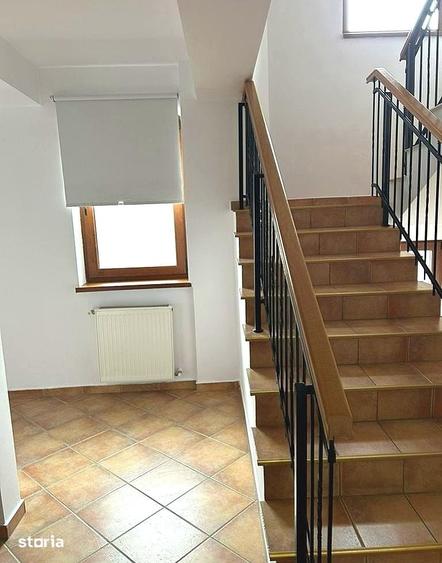 Casă cu 8 camere cu Teren 250 Mp în Tei