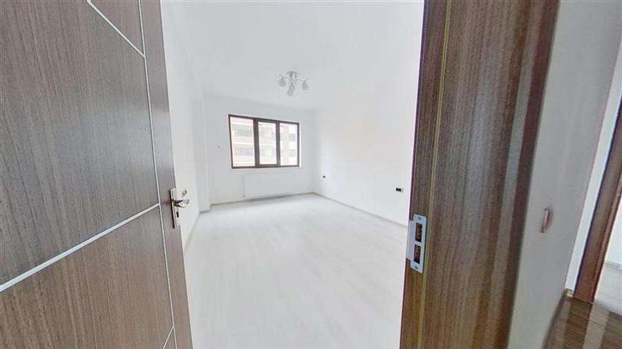 Apartament cu 3 camere decomandat, mobilat în Tractorul