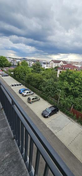 Apartament cu 2 camere decomandat în Tractorul