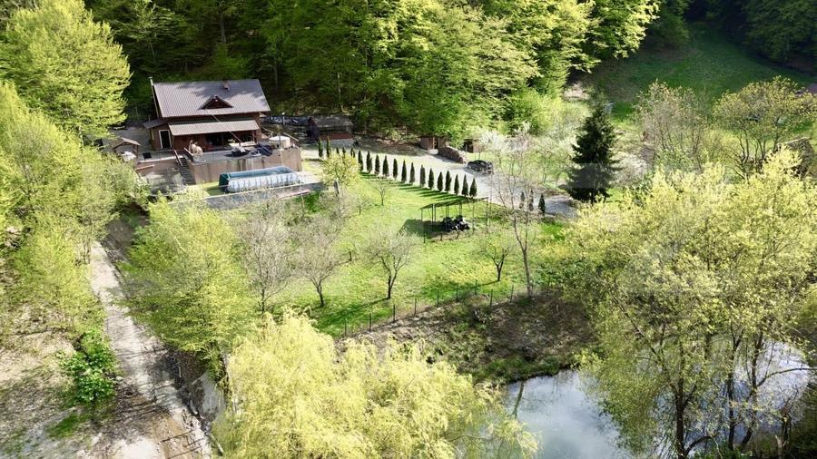 Casă individuală cu 6 camere cu Teren 3000 Mp în Periferie