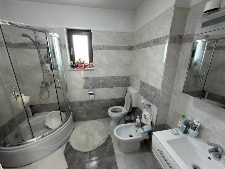 Casă individuală cu 5 camere cu Garaj în Central