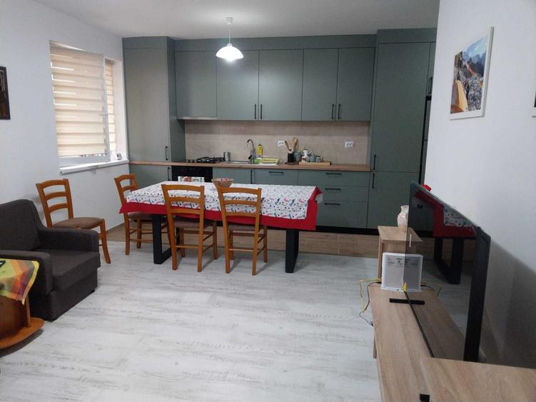 Apartament cu 3 camere decomandat în Florești