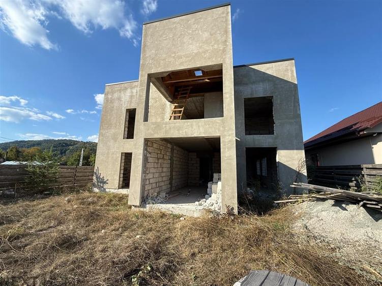 Casă cu 12 camere cu Teren 680 Mp în Podu Nărujei