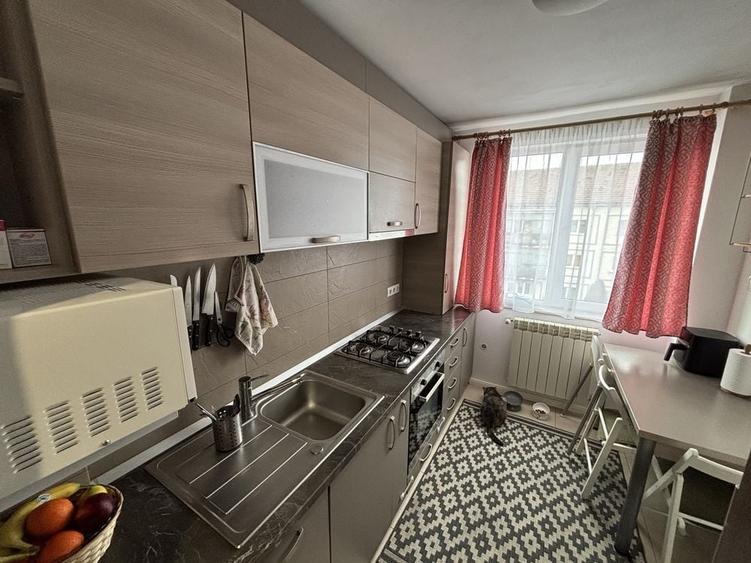 Apartament cu 3 camere semidecomandat în Grigorescu