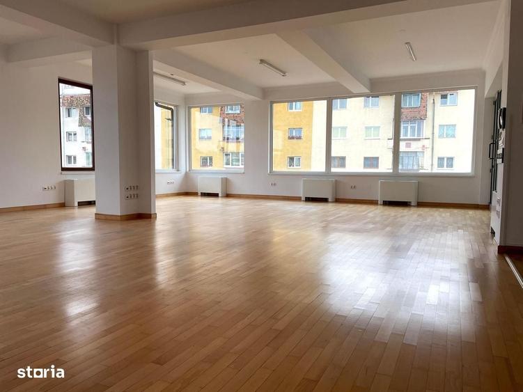 Spațiu comercial, de 200 mp, în Central