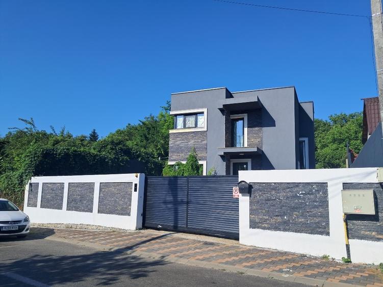 Casă individuală cu 4 camere cu Teren 460 Mp în Podul de Fier