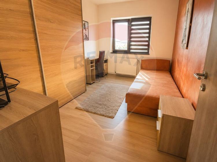Apartament cu 3 camere decomandat, mobilat în Central