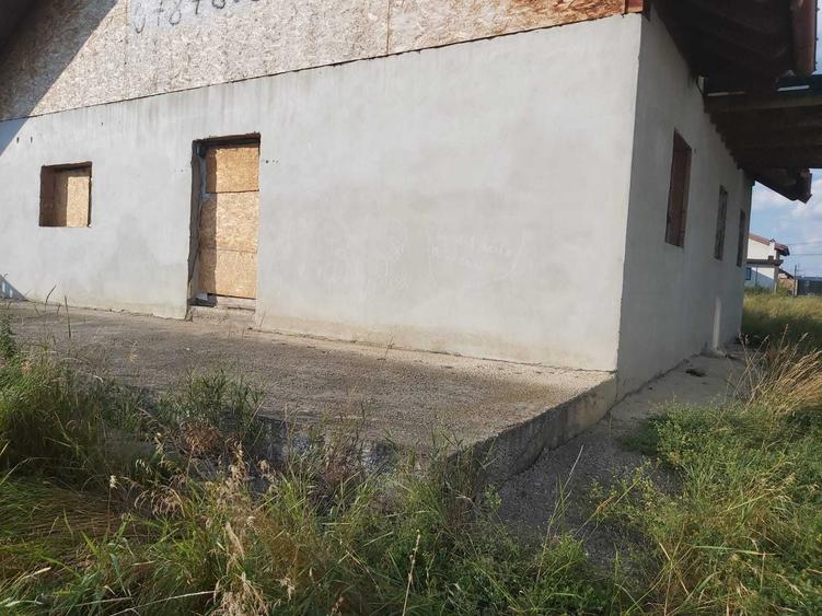 Casă cu 4 camere în Zănești