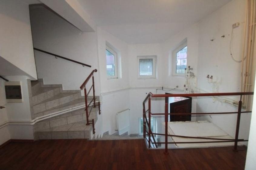 Casă cu 4 camere semidecomandat cu Teren 207 Mp în Central