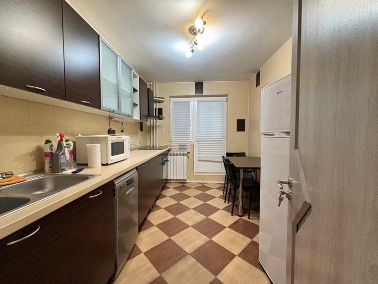 Apartament cu 4 camere semidecomandat în Central