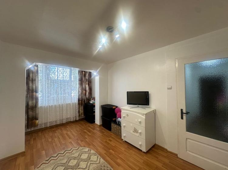 Apartament cu 4 camere decomandat în Republicii