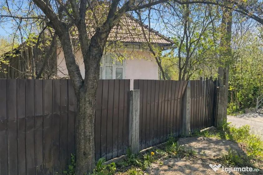 Casă cu 5 camere în Gutinaș