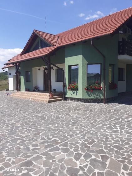 Casă cu 6 camere decomandat cu Teren 19200 Mp în Creaca