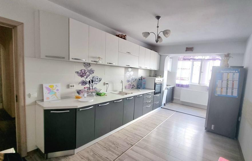 Apartament cu 3 camere decomandat în Sârbi