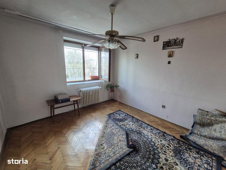 Apartament cu 3 camere semidecomandat în Ștefan cel Mare