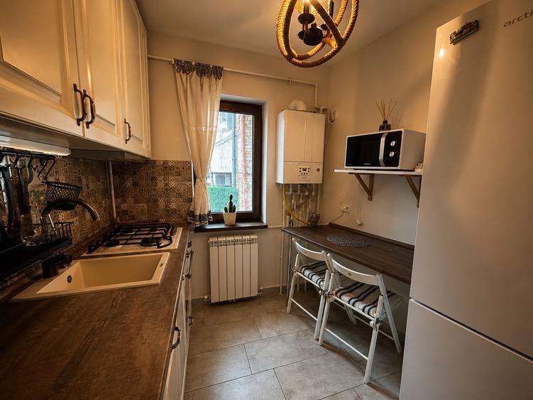 Apartament cu 3 camere decomandat, mobilat în Peninsula