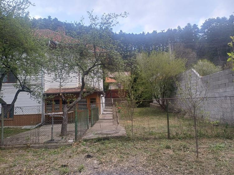 Casă cu 4 camere în Coman