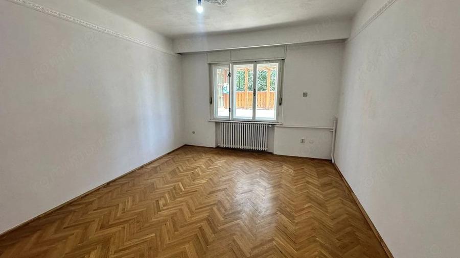Casă cu 7 camere cu Teren 500 Mp în Calea Poplăcii
