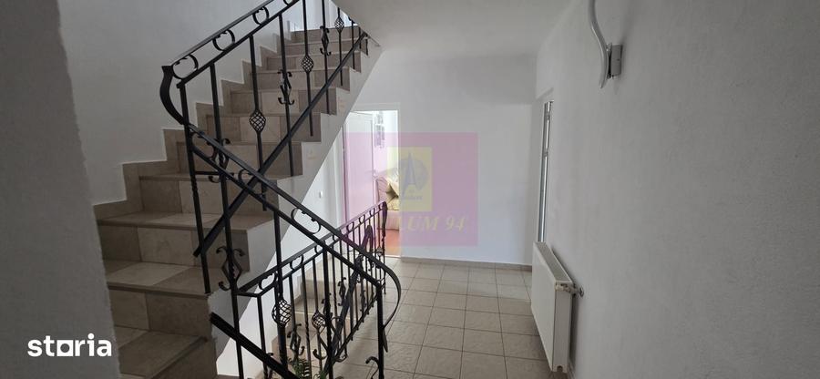 Casă cu 9 camere cu Teren 400 Mp în Zamora